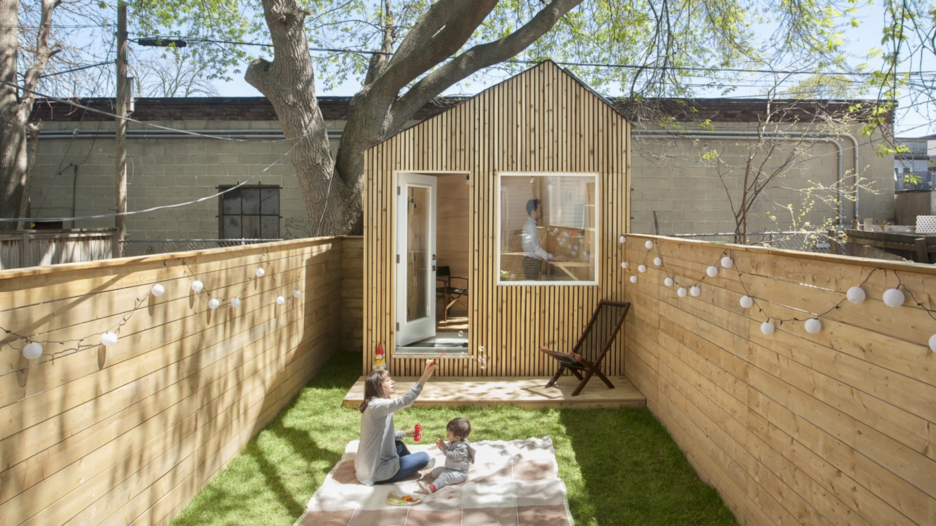 Dezeen – This Architect’s Studio Is the Ultimate Backyard Workspace